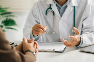 Quelle est la différence entre « docteur » et « médecin » ?